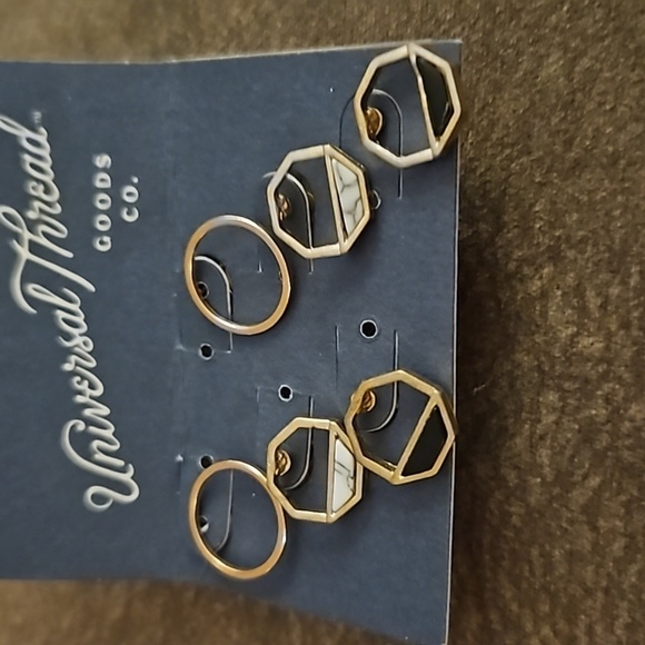 3/$20 UNIVERSAL THREAD Goldtone Hexagon Post Earrings - Picture 2 of 4